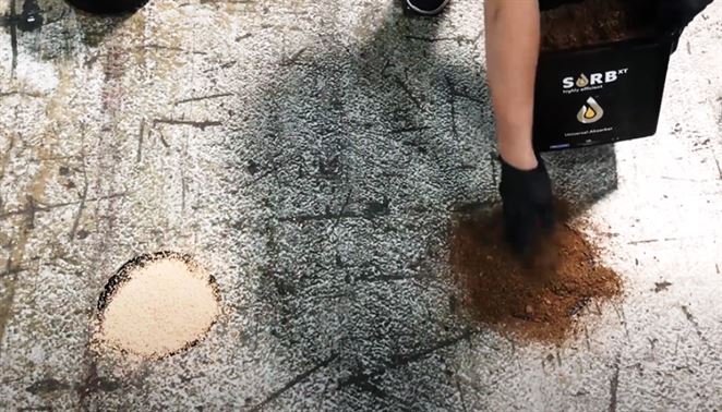 Odpudí vodu a nasaje rozliatu látku. Univerzálny absorbent oceníte pri únikoch a haváriách